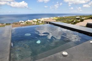 una piscina con vista sull'oceano di Horizon Mills a Imerovigli