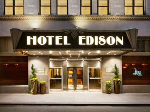 Ett certifikat, pris eller annat dokument som visas upp på Hotel Edison Times Square