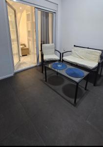 sala de estar con 2 sillas y mesa de centro en Aurelia apartman, en Vinkovci