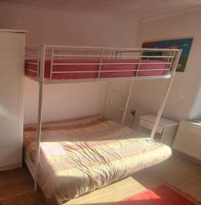 - une chambre avec 2 lits superposés dans l'établissement Relax, Cozy and Welcoming Room Near train station, 