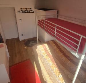 - une chambre avec des lits superposés dans l'établissement Relax, Cozy and Welcoming Room Near train station, 