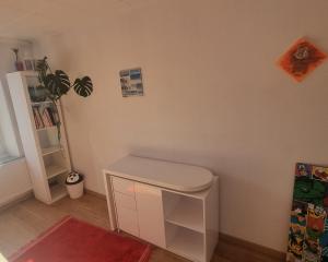 - un coin d'une chambre avec un bureau blanc dans l'établissement Relax, Cozy and Welcoming Room Near train station, 