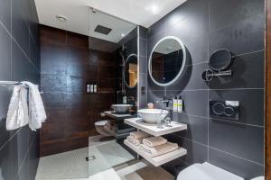 bagno con lavandino, servizi igienici e specchio di Pullman Liverpool a Liverpool