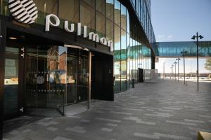 un edificio con un cartello sul lato di Pullman Liverpool a Liverpool