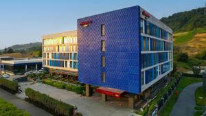 un edificio dipinto di blu di Hampton by Hilton Samsun a Samsun