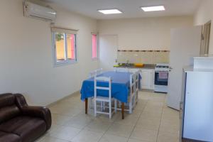 cocina con mesa y sillas en una habitación en Departamentos PASEO DE LAS VIÑAS, CAFAYATE, en Cafayate