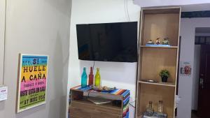 Una televisión o centro de entretenimiento en Apartarstudio muy bien ubicado, cercano a todo!!