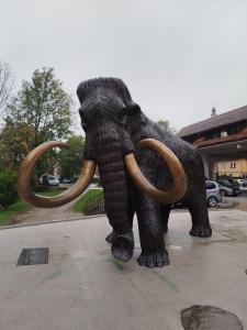 une statue d'éléphant avec de grands défenses dans l'établissement Apartma Mamut 1850, à Kamnik