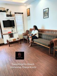 Телевизор и/или развлекательный центр в Swasthigriha's Beach Homestay, Cherai