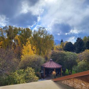 einen Pavillon inmitten eines Gartens in der Unterkunft BuffaloPeaks Lodge in Buena Vista