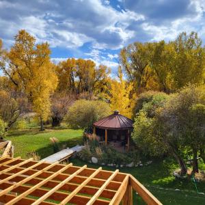 einen Pavillon inmitten eines Gartens in der Unterkunft BuffaloPeaks Lodge in Buena Vista