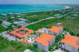 una vista aérea de un edificio junto al océano en Hidden Haven I - 2 Bed Studio Close to Beach, en Turtle Cove