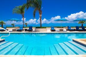 una piscina con sillas y sombrillas en Hidden Haven I - 2 Bed Studio Close to Beach, en Turtle Cove