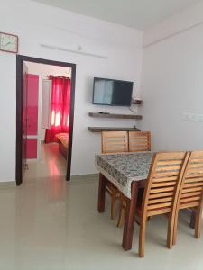 TV i/ili multimedijalni sistem u objektu 2 BHK Furnished Flat - 200 m to Guruvayur Temple - For FAMILIES ONLY