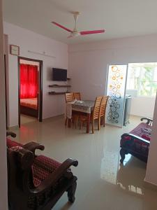 TV i/ili multimedijalni sistem u objektu 2 BHK Furnished Flat - 200 m to Guruvayur Temple - For FAMILIES ONLY