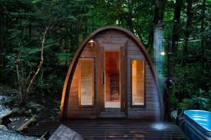 une petite cabane dans les arbres située sur un escalier dans l'établissement koti hakone（コティ箱根）, à Hakone