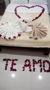 a cake with two white swans on a bed at HOTEL El MONARCA in Tunja