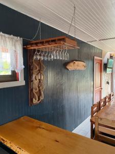 un comedor con una mesa de madera con copas de vino en Cabañas El Tronco Viejo, en Curacautín