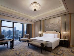 上海市にあるThe St. Regis on the Bund, Shanghaiのベッドルーム1室(ベッド1台、デスク、ピアノ付)