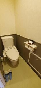 uma casa de banho com WC num quarto em Hotel GOLF Tsunashima (Adult Only) em Yokohama