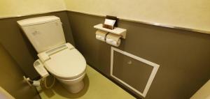 uma casa de banho com um WC branco num quarto em Hotel GOLF Tsunashima (Adult Only) em Yokohama