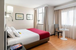 A bed or beds in a room at Hotel Amadeos - Matosinhos - Porto