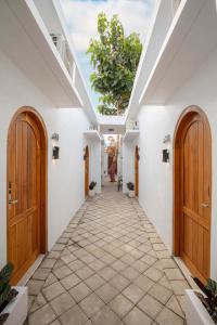 a hallway with two wooden doors and a ceiling at Baliem CoLiving in Jimbaran