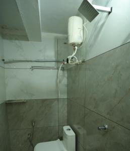 ein Bad mit einem WC und einer Duschkabine in der Unterkunft Port View Residency PVR in Nedumbassery