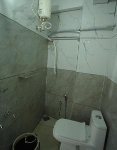 ein kleines Bad mit einem WC und einer Dusche in der Unterkunft Port View Residency PVR in Nedumbassery