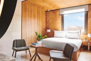 Grand Hyatt Barcelona tesisinde bir oturma alanı