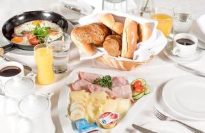 einen Tisch mit einem Teller Essen und einem Korb Brot in der Unterkunft Rasthaus zum Dokl in Gleisdorf