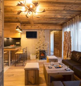 uma sala de estar com um sofá e uma lareira em Les Grands Montets Hotel & Spa em Chamonix-Mont-Blanc