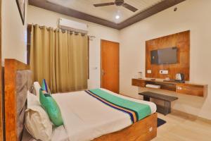 TV at/o entertainment center sa Luxury Kyshna Plaza Family Hotel & Best Selling Hotel In Mathura