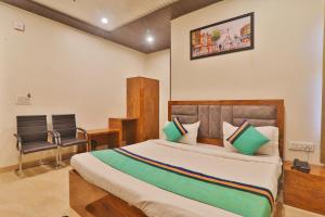 Kama o mga kama sa kuwarto sa Luxury Kyshna Plaza Family Hotel & Best Selling Hotel In Mathura