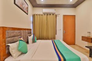 Kama o mga kama sa kuwarto sa Luxury Kyshna Plaza Family Hotel & Best Selling Hotel In Mathura