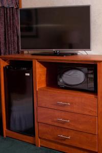 A television and/or entertainment centre at Anchorage Inn Burlington