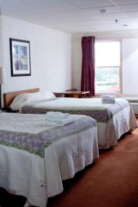 A bed or beds in a room at Anchorage Inn Burlington