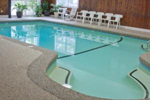 The swimming pool at or close to Anchorage Inn Burlington