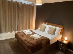 The Spires Serviced Apartments Aberdeen房間的床