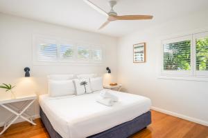 Cama ou camas em um quarto em The Beach Shack Byron Bay