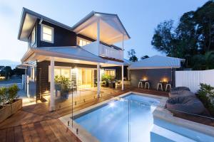 A piscina localizada em The Beach Shack Byron Bay ou nos arredores