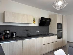 A cozinha ou cozinha compacta de Appartement Confortable avec Terrasse à 5 Min du Centre, Navette Ski Gratuite ! - FR-1-548-34