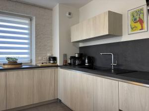 A cozinha ou cozinha compacta de Appartement Confortable avec Terrasse à 5 Min du Centre, Navette Ski Gratuite ! - FR-1-548-34