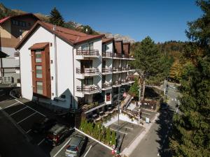 einen Blick über ein Gebäude mit einem Parkplatz in der Unterkunft Hotel Marea Neagra in Sinaia