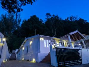 una casa con luci accese di notte di BOB's Heaven Bungalow a Ooty