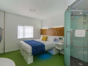 Un baño de BreakFree on Cashel, an Accor Hotel