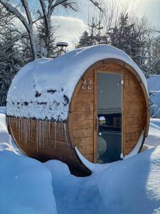 Traditional deer Cabin with Sauna зимой