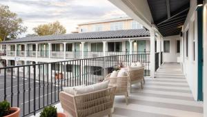 een veranda met stoelen en een leuning bij Leland Hotel Palo Alto in Palo Alto