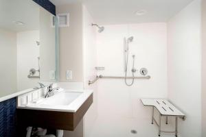 een witte badkamer met een wastafel en een douche bij Fairfield Inn & Suites by Marriott Alexandria West/Mark Center in Alexandria