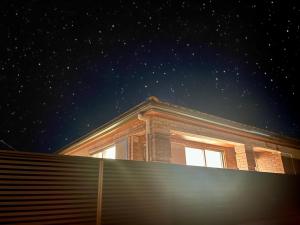 a house at night with the stars in the sky w obiekcie ishigaki villa en 石垣島ヴィラ 縁-えん- w mieście Ishigaki